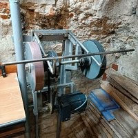 У меня дом в частном секторе.
Под домом ещё такой же подвал, а вверху - мансарда.
Отопление - газовое.
В подвале мастерская и большая печка на всякий случай.
Всё делаю сам: инструментов и материалов запас большой, а времени - я на пенсии. Здоровье пока позволяет.
Вот недавно электроточилку смастерил, хотя у меня их уже четыре штуки. Хожу, высматриваю, что бы ещё поточить...