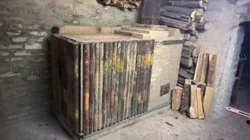 У меня дом в частном секторе.
Под домом ещё такой же подвал, а вверху - мансарда.
Отопление - газовое.
В подвале мастерская и большая печка на всякий случай.
Всё делаю сам: инструментов и материалов запас большой, а времени - я на пенсии. Здоровье пока позволяет.
Вот недавно электроточилку смастерил, хотя у меня их уже четыре штуки. Хожу, высматриваю, что бы ещё поточить...