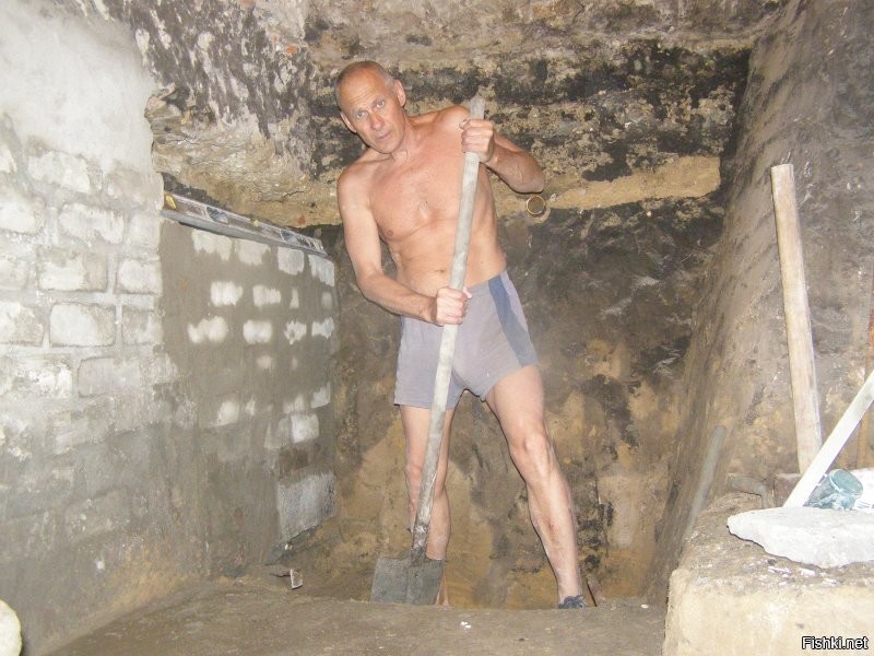 У меня дом в частном секторе.
Под домом ещё такой же подвал, а вверху - мансарда.
Отопление - газовое.
В подвале мастерская и большая печка на всякий случай.
Всё делаю сам: инструментов и материалов запас большой, а времени - я на пенсии. Здоровье пока позволяет.
Вот недавно электроточилку смастерил, хотя у меня их уже четыре штуки. Хожу, высматриваю, что бы ещё поточить...