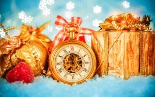 Немного красивых картинок с часами - в снегу и с елочными игрушками