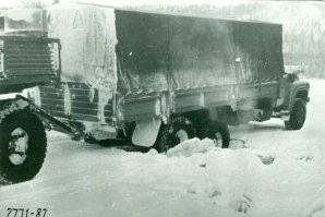 Помнится, ехали по зимнику,  Алдану и Амге ночью, температура под -50, треск ото льда такой, что в кабине слышно! Толщина льда не знаю, но в районе Якутска, на р. Лена, было около двух метров (рыбаки, любители подлёдного лова сказали)