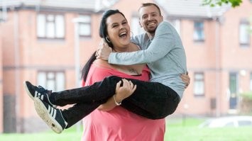 примерно такой принцип видел в детстве . был у меня сосед молодой парень женаты на нормальной деревенской девочке (выглядели они конечно комично вот так) , он сваливал в тапочках типа во двор или мусор вынести а с ним увязывалась собачка (не помню породу но эрзац-собака) он оседал у друзей бухать его собака улучив момент воровала у него тапок и утаскивала домой . жена спрашивала а где второй и собака сдавала бухарика . поскольку он тощий то накидывался очень быстро . она брала его под мышку и тащила домой. телепорт с помощью тапка.