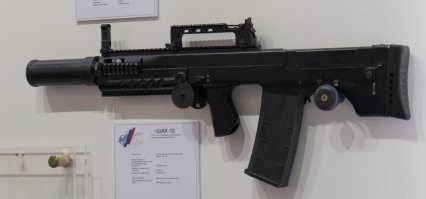 Ну у нас не дробовик, а крупнокалиберный штурмовой автомат имеется.
АШ-12 (ШАК-12 или Автомат Штурмовой 12)   российский крупнокалиберный штурмовой автомат, созданный в ЦКИБ СОО для нужд подразделений спецназначения ФСБ России вместе со снайперской винтовкой ВССК. Представляет собой комплекс «оружие-патрон», так как для него в ЦКИБ СОО был разработан новый крупнокалиберный патрон 12,7 55 мм ПС 12 с несколькими типами пуль: бронебойной с выступающим сердечником, оболочечной, двупульной с тандемным размещением пуль и т. д. За счет высокого останавливающего действия тяжелой пули крупного калибра автомат АШ-12 является высокоэффективным оружием ближнего боя. Поставляется в войска с 2011 года. Благодаря широкой номенклатуре боеприпасов автомат АШ-12 позволяет обеспечить исключительную гибкость при решении тактических задач на коротких и сверхкоротких дистанциях.