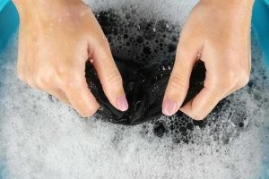 Носки, которые уничтожают запах....
А просто стирать носки не пробовали???