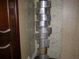 Трубы халявные были, а кирпичи от старой котельной натаскал.
Печка теплоёмкая: три дня тепло держит.
Труба через дом проходит.
В углу, за дверью - не мешает.
А это я на неё радиаторы из алюминия отлил, греет отлично.