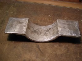 Трубы халявные были, а кирпичи от старой котельной натаскал.
Печка теплоёмкая: три дня тепло держит.
Труба через дом проходит.
В углу, за дверью - не мешает.
А это я на неё радиаторы из алюминия отлил, греет отлично.