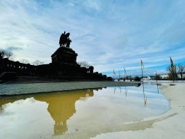 Вода уже стоит на площади, еще будет поливать то будет печально...