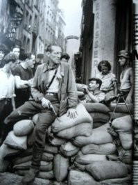 Снимок постановочный.
Французы любили позировать, мол посмотрите как мы боремся с оккупантами.
Как они боролись с фашистами прекрасно показано в фильме Большая прогулка с Луи де Фюнесом и Бурвилем, где французы в жопу целуют немцев и немножко им гадят.