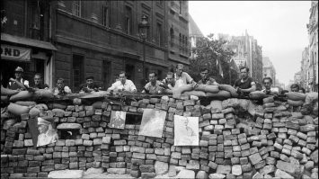 Снимок постановочный.
Французы любили позировать, мол посмотрите как мы боремся с оккупантами.
Как они боролись с фашистами прекрасно показано в фильме Большая прогулка с Луи де Фюнесом и Бурвилем, где французы в жопу целуют немцев и немножко им гадят.