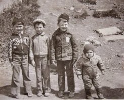 Есть более ранее фото унучка Хруща, что слева от лысого идет