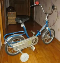 Нда...
 В 97 году я с отцом на ДР купили моему сыну велосипед.
 Тот, где три колеса, но колеса снимаешь - двухколёсный.
 Жил в малосемейке, через месяц велосипед "увели"...
 Ни видеокамер, ни свидетелей...
 Я прошёлся по "точкам", "поговорил"...
 Через два дня велосипед вернули, сука, но не тот...