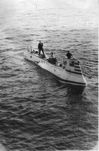 Это не поодлодка-малютка, но похоже. Глубина погружения очень даже приличная.
Снято в Крыму в 80-е на испытаниях  судна.