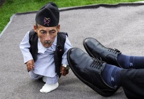 Самым маленьким человеком, жившим когда-либо на планете, являлся житель Непала, по имени Чандра Бахадур Данги. 
Данги умер 2015 г. дожив до 76 лет. Его рост был менее 55 см, а вес всего 14,5 кг.