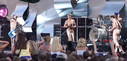 даже это украл .. вот "Red hot chili peppers" .. но это хоть группа с именем .. а это кто .. только когда носок одел про него и стали писать ....