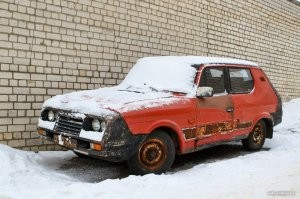 Эта удивительная история берет свое начало еще в 70-е годы прошлого века. Дизайнер Александр Длотовский создает уникальную по тем временам машину с потенциалом мелкосерийного производства, выступает в автомобильных пробегах и сам же их организовывает. Затем безвозмездно передает свой проект другому человеку, который использует «Длоту» по прямому назначению, но в итоге ставит ее на прикол на долгие 15 лет. Казалось, что это конец, но случилось чудо!
P.S кому интиресно, то вот ссылка на всю статью