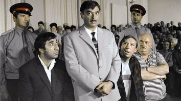 «Операция “Ы” и другие приключения Шурика» (1965). «Кавказская пленница, или Новые приключения Шурика» (1966). То-есть через год-полтора. Три дважды судимых приятеля гастролировали в тех краях. Они зарабатывали деньги не совсем законными, но довольно безобидными способами (сеанс одновременной игры в домино, уроки твиста   все по принципу «плата по таксе, такса   1 руб.»).