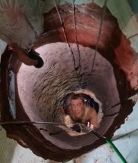 Золотоискатель вырыл 40-метровую яму под своим домом и провалился