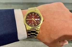 Все таки дизайн советских часов - не фонтан. Могли хотя бы циферблат более яркий и выразительный  нарисовать. Желтое на белом как-то плохо сочетается и читается.А ведь были же перед глазами западные образцы.