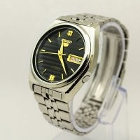 Все таки дизайн советских часов - не фонтан. Могли хотя бы циферблат более яркий и выразительный  нарисовать. Желтое на белом как-то плохо сочетается и читается.А ведь были же перед глазами западные образцы.