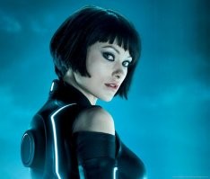 Оливия Уайлд известна, а Тори Спеллинг известна тем, что раздвинув всех влезла в проект 90210 благодаря папе, ни внешности ни таланта. И имя взяла себе по папе - что-б все понимали на кого батон крошат.