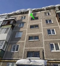 "ждем когда на ребенка или пенсионера вместе с козырьком накроет...Помогите что ли"
открываешь окно на лестничной площадке и х*уяришь шваброй или что там у тебя есть  дб бл