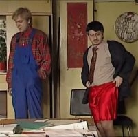 "Ношеные красные трусы": люди поделились, какие самые ужасные подарки когда-либо получали