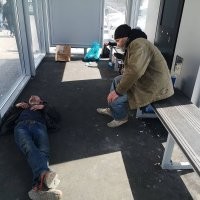 А у нас на остановках есть бары, хостелы, кафешки. Очень уютно.