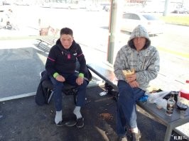 А у нас на остановках есть бары, хостелы, кафешки. Очень уютно.