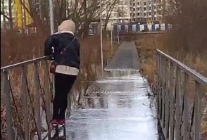 А вот совсем недавно у нас в пригороде было вот так. И в том, что река Тростянка не могла эффективно отводить большое количество воды как раз вина миленьких добрых бобров. Эти прелестники понастроили плотин как раз поблизости от города, где наибольшая нагрузка на русло реки. Конечно людишки тоже виноваты, но плотин там на протяжении буквально 10 км реки штук пятьдесят. И ещё эти мирные грызунишки летом погрызли  кабель проходящий через реку к скважине.  Короче добрые они. Безмерно.