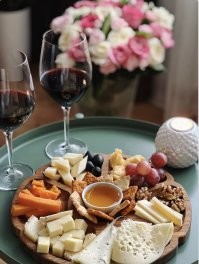 Для таких подборок сырная тарелка не повредит.