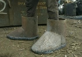 Пробовали, после этого, они придумали тапки с железными носами. 
И стальные угги.