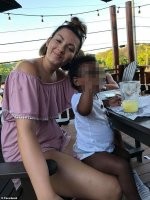 Она, муж, ребенок.

А это второй ребенок, который и стал причиной развода?