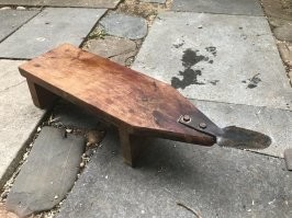 Очень распространённая штука на Филиппинах и в Африке, они там разбивают кокос на две половины и потом, сидя на такой табуреточке этим скребком выковыривают с половинок белое кокосовое "мясо" как они его называют