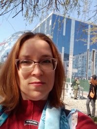 Потому что они не красятся, а штукатурятся ровным и толстым слоем.

Вот например я ненакрашенная и накрашеная. Причём первое фото на три года старше второго.