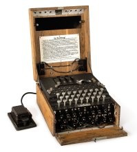 Кто ни будь знает что это такое? Это Энигма! Чтобы расшифровать ее код нужен Алан Тьюринг и и ЭВМ Turing Bombe!