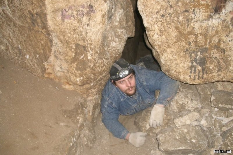 Хм... А это свежие фото? 

А то я с карбидкой, а потом с Пецель Дуо, эдак четверть века назад в пещеры лазил. 

Думал, сейчас все на светодиодах ходят.