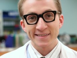 Дмитрий Шаракоис, типа актер.  Лет 6 назад, решил завязать со сьёмками в Российском кинематографе и отъехал в лучшую жизнь, в Лондон, если быть точнее. Сейчас наслаждается алкоголизмом и случайными подработками на стройке. 

Помним, любим, скорбим (всем -п-о-х-у-й-).