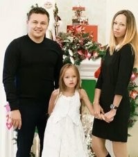 Вот ещё одна самая красивая девочка в мире. С мамой и папой.