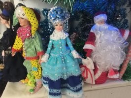 Моя шьёт по вечерам.