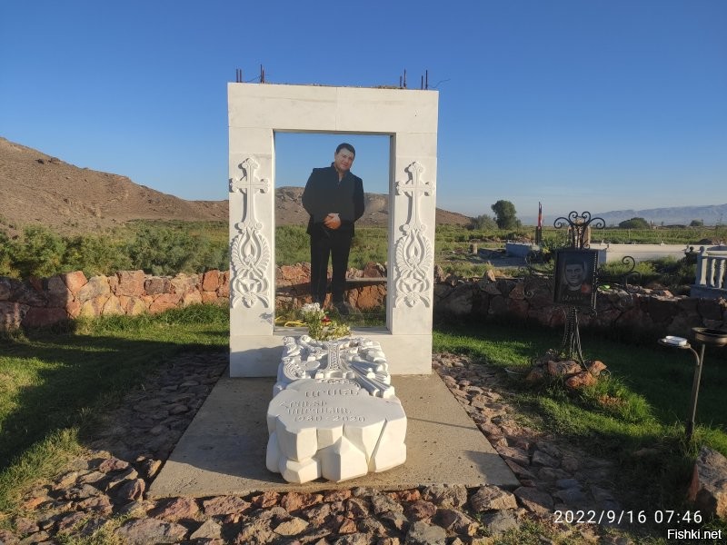 В Армении видел интересные надгробия.
