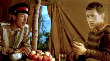 Высоцкий готовится открыть шилом бытылку вина "Хозяин тайги"