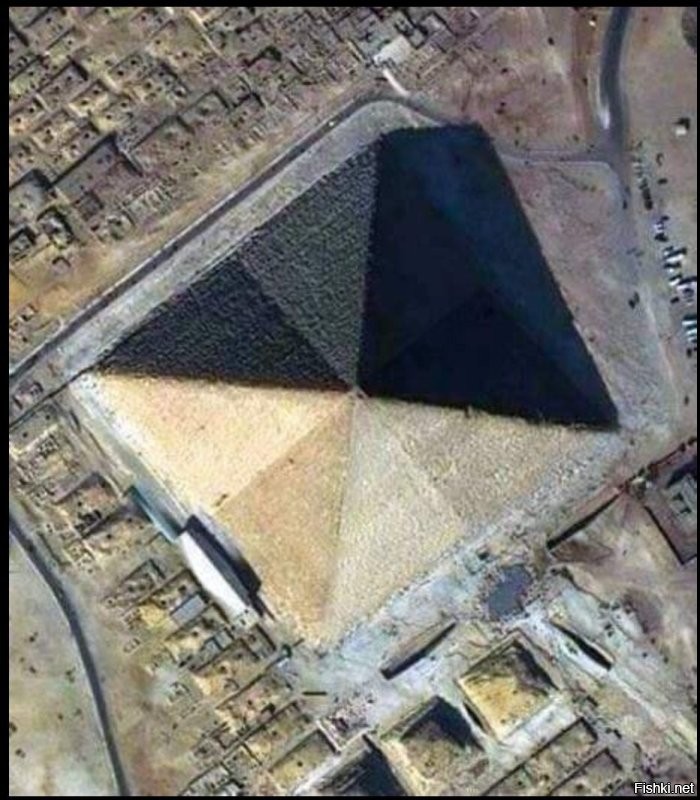 Просто так .. к пирамидам ... 
У великой пирамиды в Гизе на самом деле восемь граней, а не четыре. Небольшая вогнутость незаметна с земли, да и с воздуха увидеть её можно только при определённом освещении.