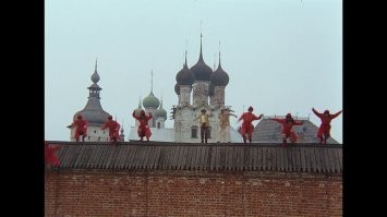 В Подмосковье подростки договорились совершить суицид, но спрыгнула с крыши только девочка