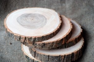 В большинстве случаев, это просто забегаловки у которых нет денег на нормальную ресторанную посуду (а она отличается от обычной домашней) и белые скатерти из хорошей ткани, чтоб соответствовать по уровню приличному заведению. И тогда начинаются все  эти пляски "креативности" - еда на лопате, еда в обуви, еда со стола, еда с кирпича, еда с газеты итд..
Самое незамысловатое на что обычно идёт большинство, это якобы тренд эко-повесточки, берут распил бревна на кругляши, после чего выдают это за какое-то ноу-хау.
Видите заведение в котором нет белых скатертей (а их надо стирать и держать в чистоте постоянно), и нет нормальной фарфоровой посуды (которая из за высокой эксплуатации и частых моек деградирует быстро.. поэтому и нужна специальная ресторанная посуда), я уже молчу за столовые приборы - знайте, перед вами забегаловка, где вам либо что-то скреативят вместо "тарелки" либо подадут в пластиковых мисках.
И я не против, собственно любой владелец общепита пускай делает как хочет, просто смешно смотреть когда бедность\жадность пытаются подать за альтернативный подход, и на основании этого поднимают ценник как в обычном нормальном ресторане.
