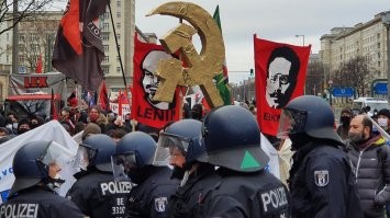 Настрадались с 1914 по 2000-й - хватит, надоело. Пусть страдают другие страны, где к власти пришли социалисты - Германии и прочие Франции. А там, глядишь, и в Штатах придут к власти негры и голубые.

На фото: ДЕМОНСТРАЦИИ В БЕРЛИНЕ