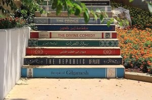 С какого перепуга вы решили что ступени огромные??? Вы хоббит что ли? Ступени обычные, а вот боковые грани выкрашены в книжные переплёты. Это лестница Баламандского университета  в Ливане, ведущая в библиотеку. Вот ещё фото с разных ракурсов. И последнее та же  лестница пока без покраски.