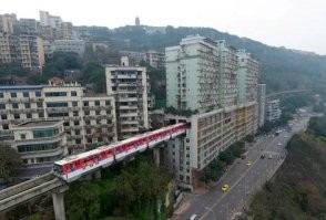 Прям удивили, есть жд. А у простых людей есть метро