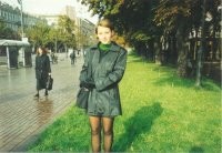 1. Фотограф – лошара: обрезал ноги. 
2. На мове нынче шпрехаешь, "девушка"? Или в Венской опере каву пьёшь?