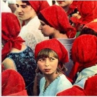Это - не фотография из СССР! а кадр и дебильного(!) фильма. Название сразу не вспомню. Там вначале была адекватная и образованная девушка, но "буржуазного происхождения". А заканчивается тем что она сливается с толпой "пролетариата" и превращается в "стадо". В данном кадре у всех одинаковые платки, чтобы показать что всё "стадо" должно идти в одну сторону. Она ещё вертит головой по сторонам, но как бы понимает что выбор уже сделан.