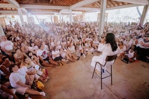 У него своя весьма закрытая секта, буквально толпа людей ходит и ловит каждое его слово , а он изображает Иисуса в белых одеждах. Это участие кстати ещё и дорого стоит, а VIP-билеты предполагают ещё и " близкое общение"- что бы это значило?